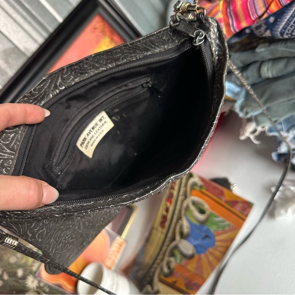 VTG Park Avenue Int Black Embossed Leather Floral Women's Envelope Crossbody Bag - Picture 8 of 9
